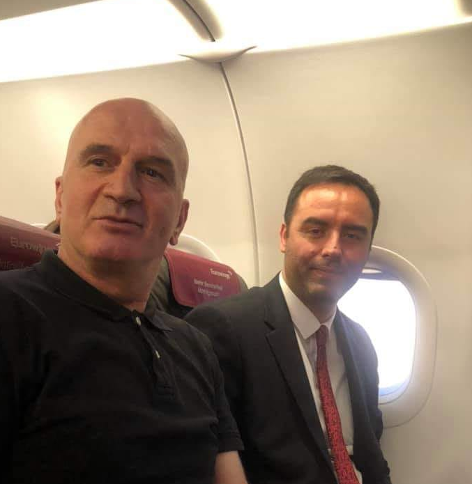 Qytetari në një ulëse me Konjufcën: A është kjo një shenjë e mirë?