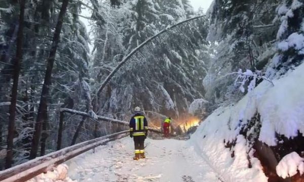 Reshjet e shiut dhe borës bllokojnë disa zona në Serbi