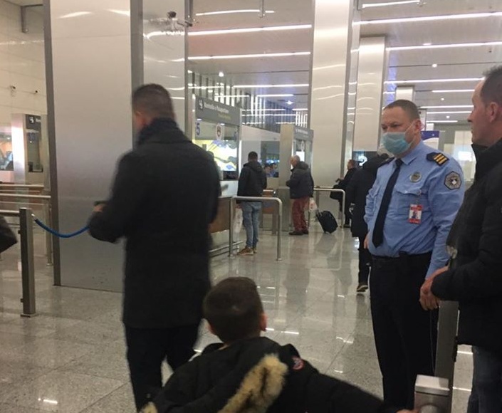 Coronavirusi, Policia e Kosovës vendos maskat në Aeroportin e Prishtinës
