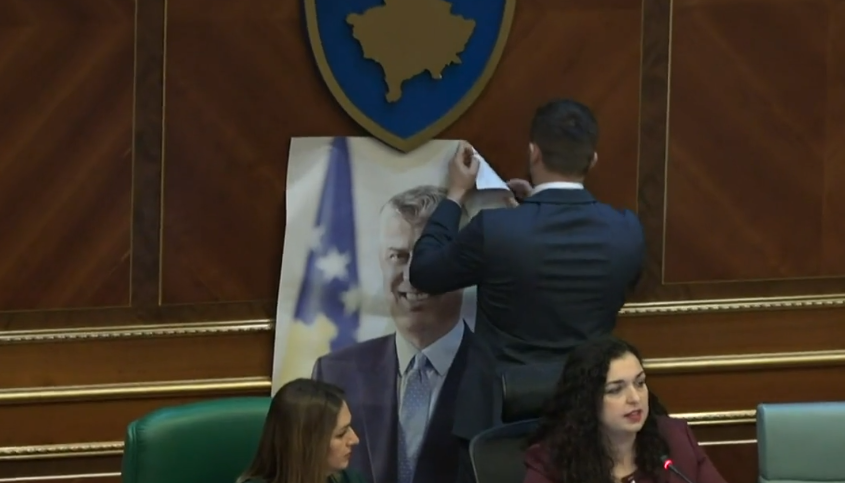 PDK ia vendos një fotografi të madhe të Thaçit kryeparlamentares Vjosa Osmani