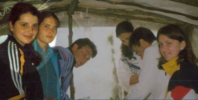 19-vjeçarja që ndihmoi nënat të lindnin gjatë luftës, 21 vite pas rrëfen përjetimet e saja