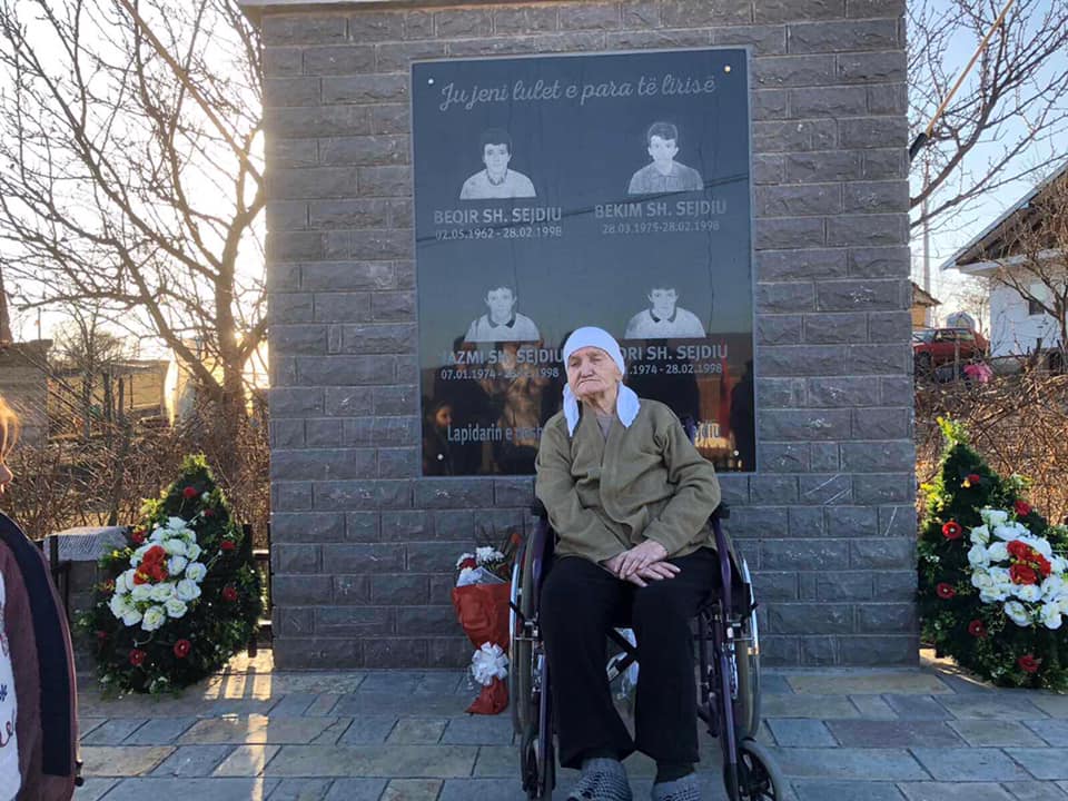 Vdes nëna e katër dëshmorëve