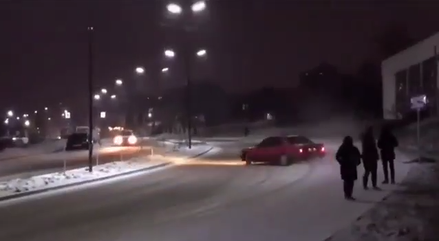 Vozitësi kosovar e shndërron ‘Rrugën B’ në fushë të patinazhit