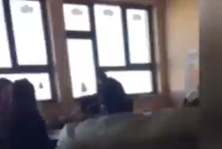 Arsimtari që iu bashkua PDK-së para një muaji godet me shuplakë nxënësin