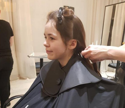 Vogëlushja me zemër të madhe, shkurton flokët për t’ia dhuruar fëmijëve me kancer