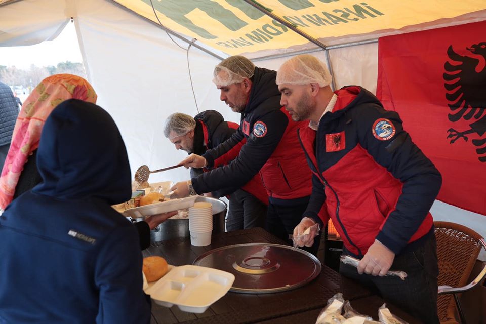 Shqipëria ‘kthen nderin’, vullnetarët ushqejnë turqit e pas-tërmetit në Elazig