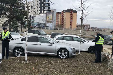 Dënohen shoferët që parkojnë veturat në gjelbërim në Prishtinë