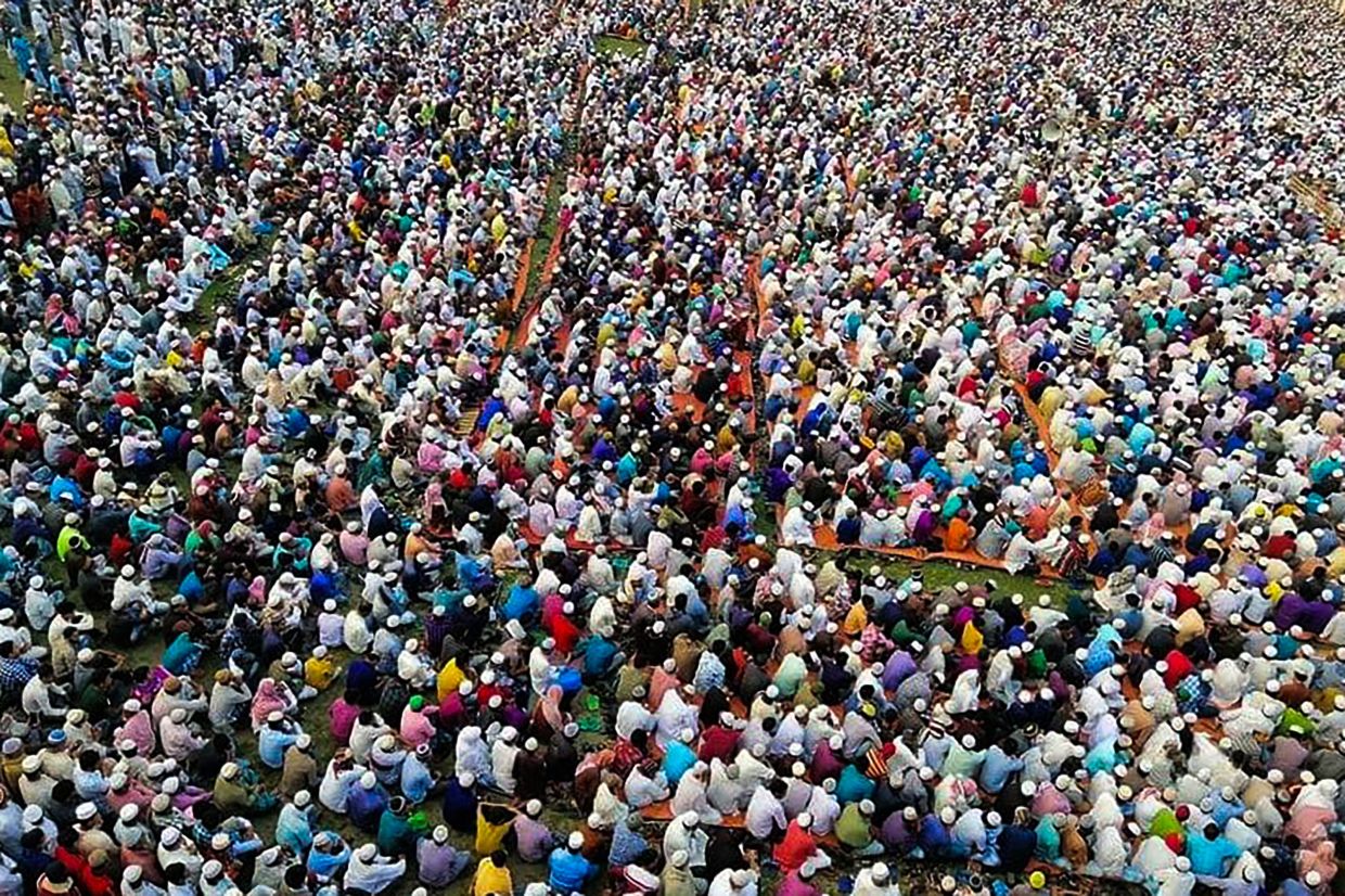 Thyejnë rregullat karantinimit 25 mijë myslimanë, mblidhen për t’u lutur për COVID-19
