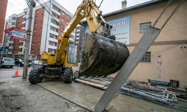 Inspeksioni i Prishtinës në aksion për rrënimin e objekteve pa leje