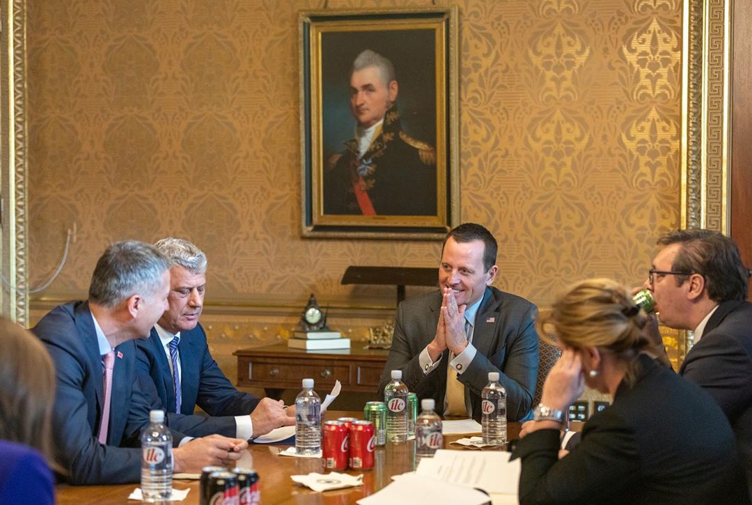 Presidenti Thaçi duket konfuz teksa lexon një dokument që mund të jetë marrëveshja me Serbinë