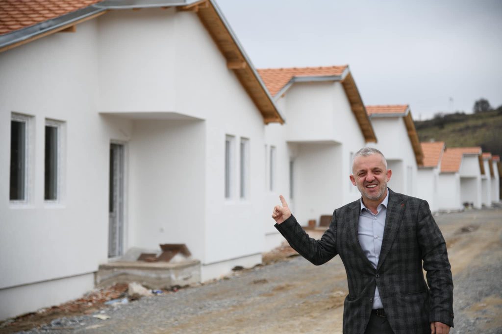 Kastrati bashkë me bamirësit, ndërtojnë 21 shtëpi në një vend për nevojtarët