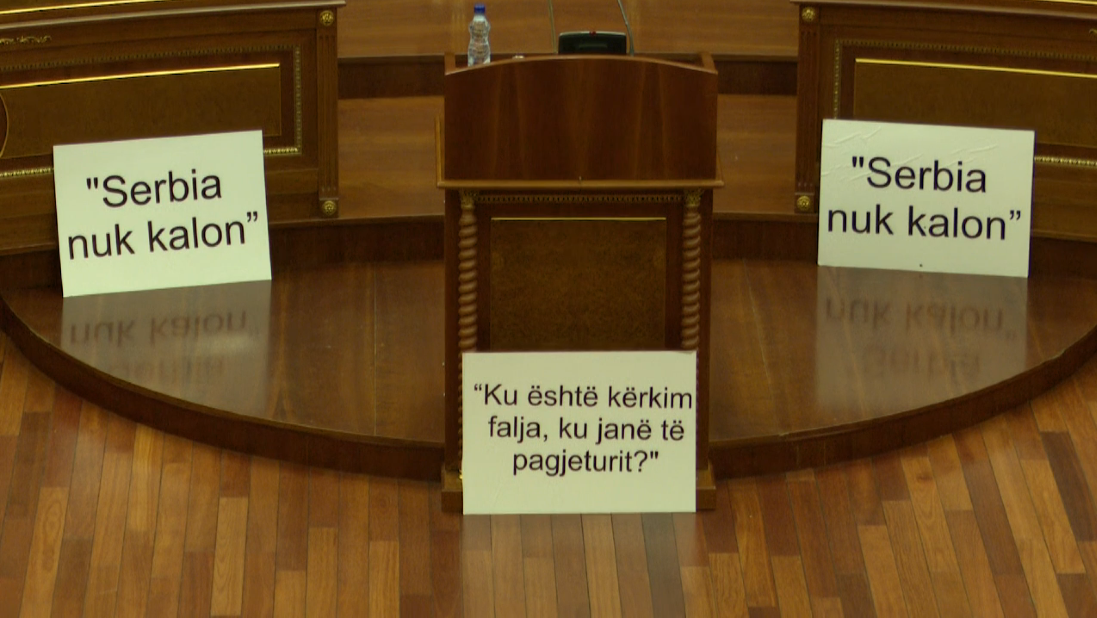 Deputetët e AAK-së me slogan kundër taksës: “Serbia nuk kalon”
