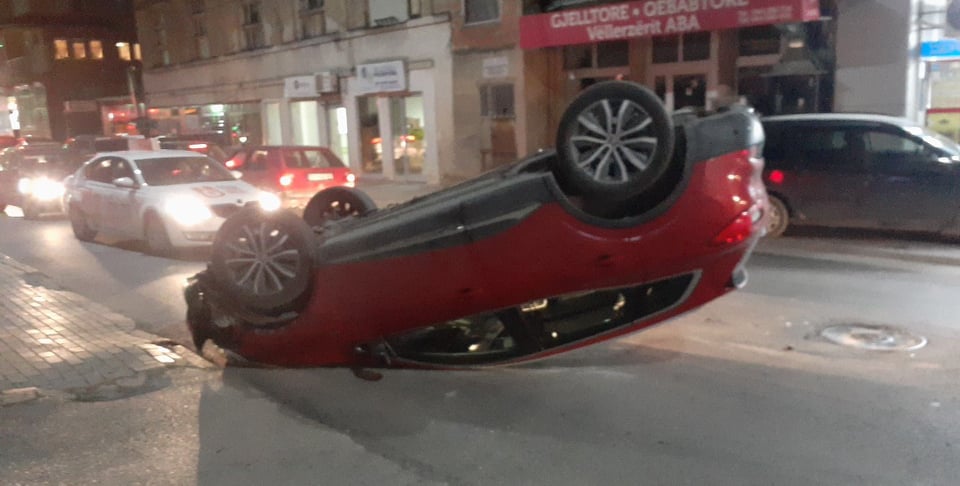 Rrotullohet një makinë rrugës së Gërmisë