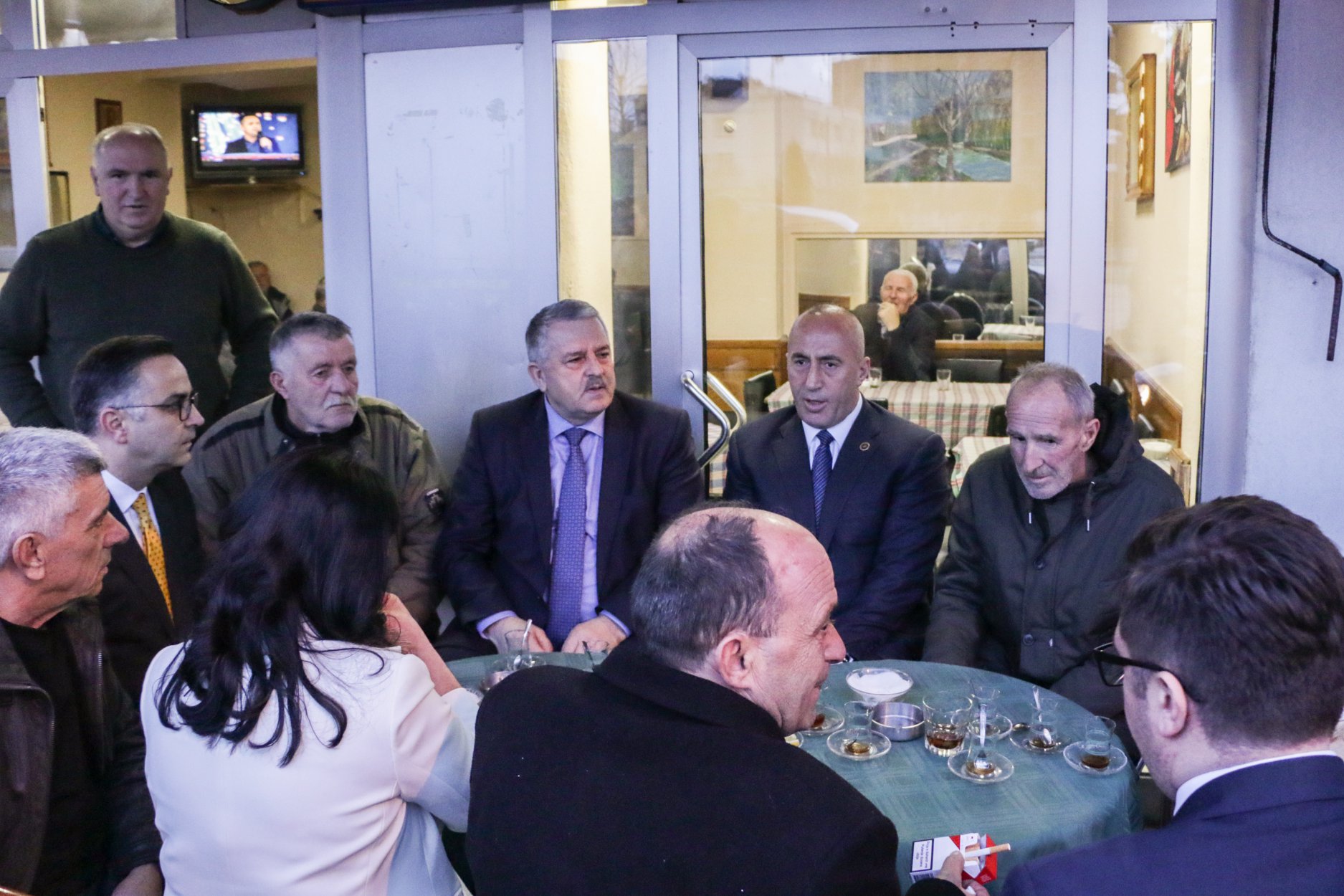 Haradinaj bëhet bashk me Veliun për çaj në Podujevë
