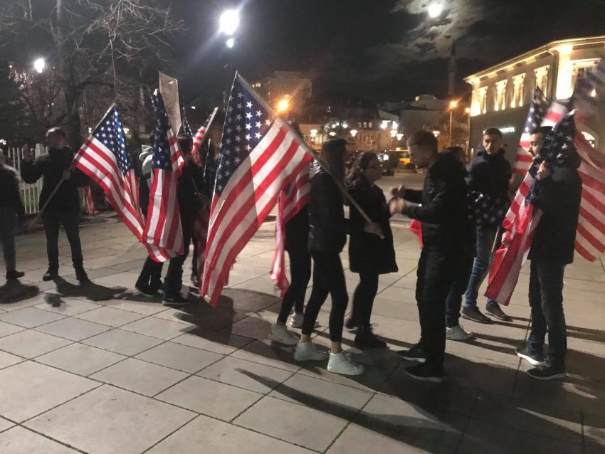Të shqetësuar për marrëdhëniet me SHBA-të: Studentët vendosin flamuj amerikanë para Qeverisë