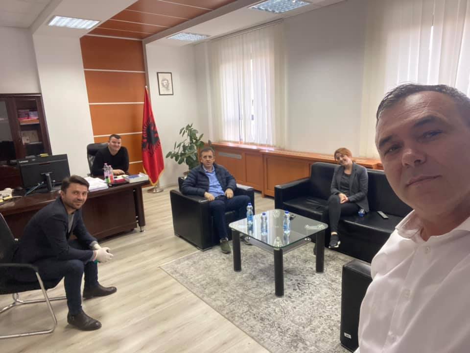 Selimi jep mesazh vetdijësues, mbanë distancën e nevojshme në punë