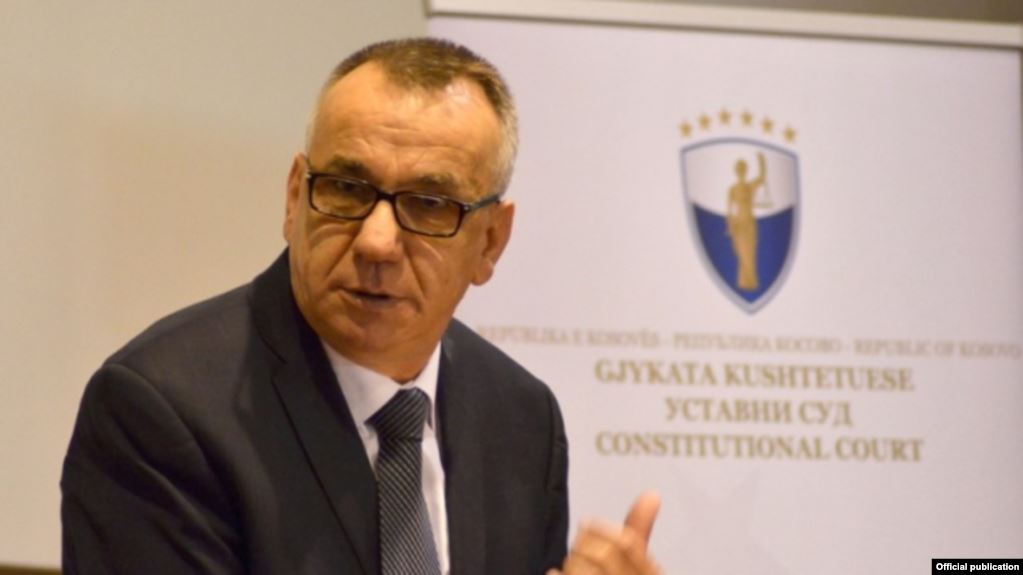 Enver Hasani thotë se Kurti e ka në dorë mjetin për ta mbajtur qeverinë, edhe pas shkarkimit nga LDK-ja