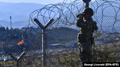 Policia e Maqedonisë së Veriut zbulon 78 migrantë në një kamion