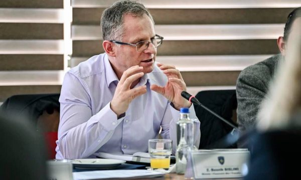 Kriza coronavirus: Ministri i Financave thotë se edhe gazetarët janë përfshirë në pakon e ndihmës së qeverisë