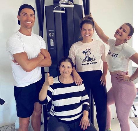 CR7 publikon foto me nënën pas daljes nga spitali: Rrini në shtëpi dhe kujdesuni për familjen