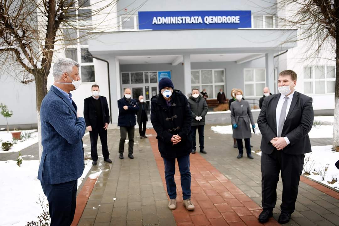 Thaçi viziton QKUK-në: Stafi mjekësor, model për rajonin