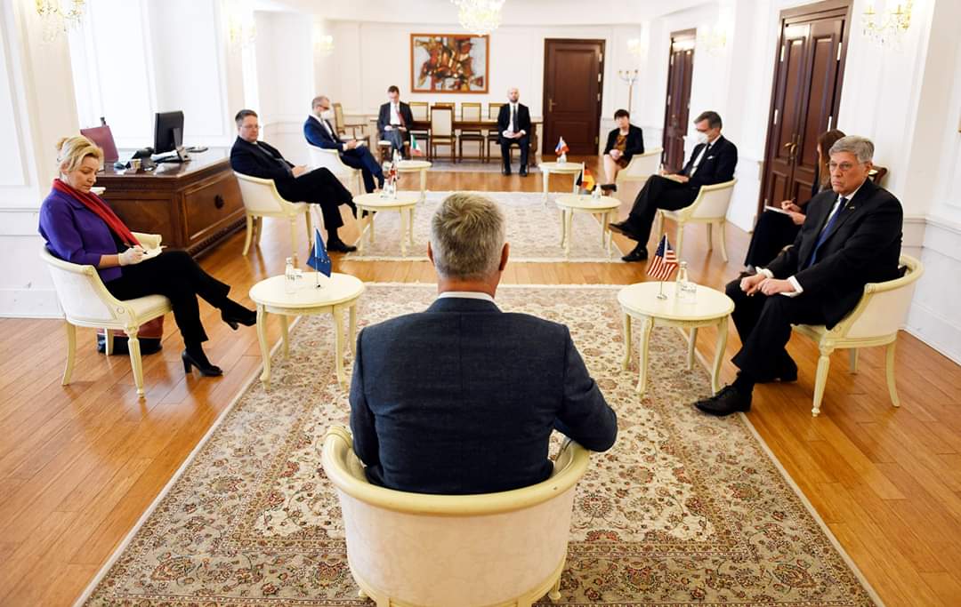 Thaçi takon ambasadorët e QUINT-it, propozon në qeveri gjithëpërfshirëse