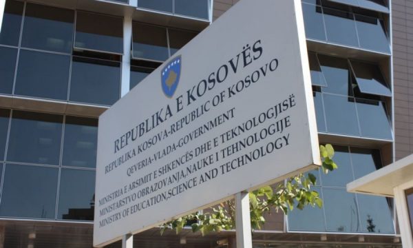 Ministria e Arsimit po bashkëpunon me RTK’në për transmetimin e mësimit online