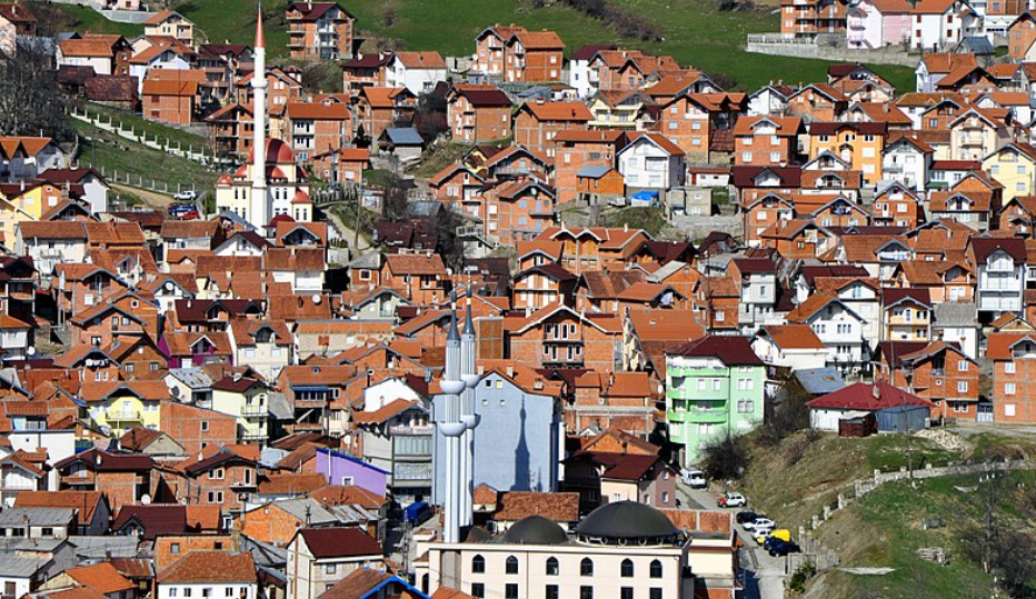 Qindra kosovarë që jetojnë në Itali janë kthyer në një fshat të Kosovës, erdhën edhe javën e fundit