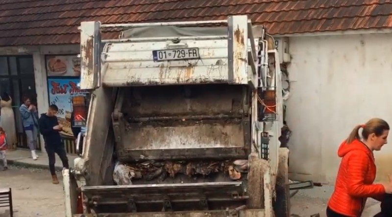 E tmerrshme: Kamioni i mbeturinave përfundon në një lokal në Malishevë