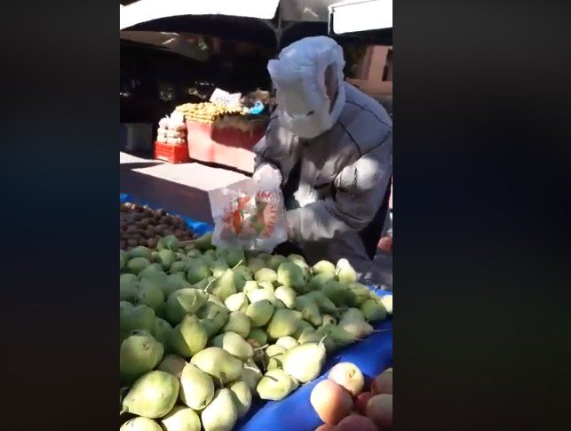 Ndodh dhe kjo nga frika prej koronavirusit/ I moshuari del të bëjë pazar, në vend të maskës kishte pampers