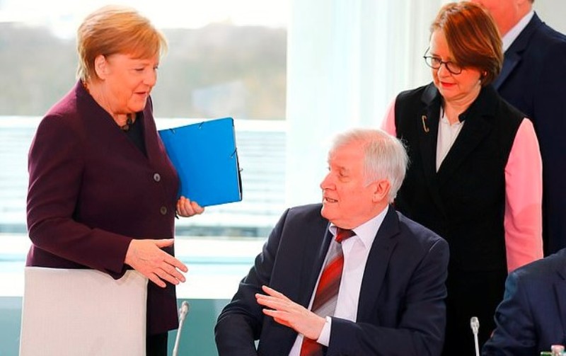 Ministri i Brendshëm gjerman nuk ja zgjatë dorën Merkelit: Kjo është arsyeja