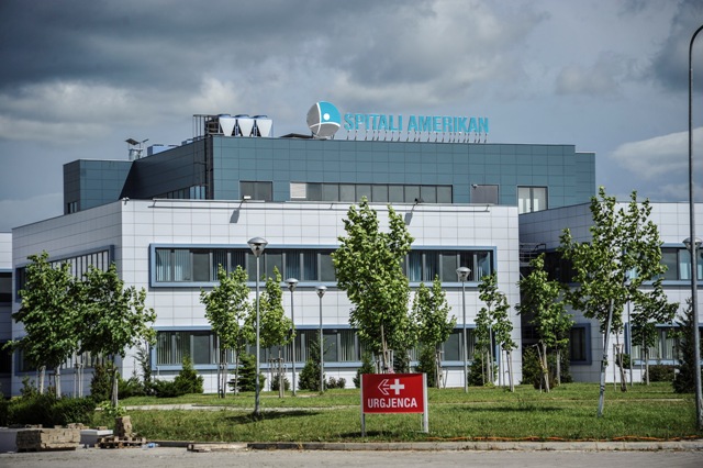 Vdekje e dyshimtë në Spitalin Amerikan: Pacienti 82 vjeçar dyshohet se u hodh nga dritarja e spitalit