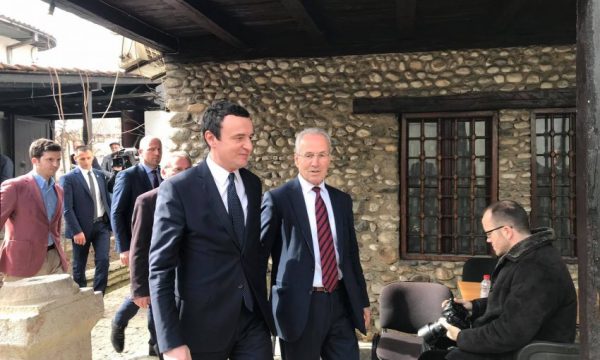 Kurti: Takohem me Thaçin vetëm nëse më referohet si Kryeministër