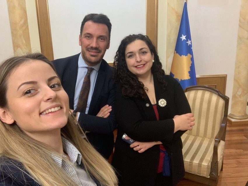 Asistentja e Vjosa Osmanit jep mesazhin e fortë, publikon një foto të rrallë të kryeparlamentares