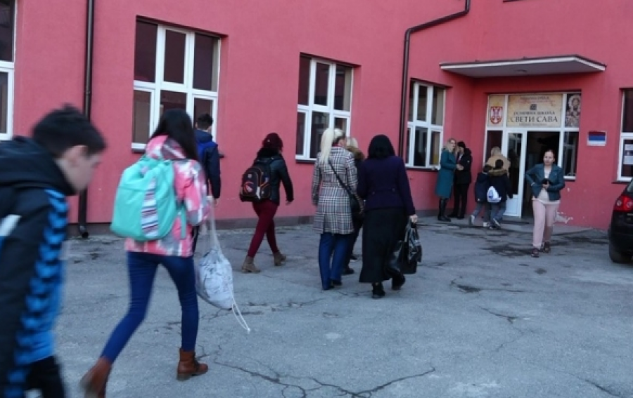 Në komunat serbe nuk respektohet vendimi i Qeverisë për ndërprerje të procesit mësimor