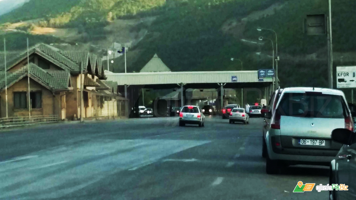 Asnjë veturë nuk lejohet të hyjë në Kosovë, në kufirin e Elez Hanit