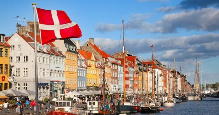 Danimarka bëhet vendi i parë në BE që i heq kufizimet për COVID