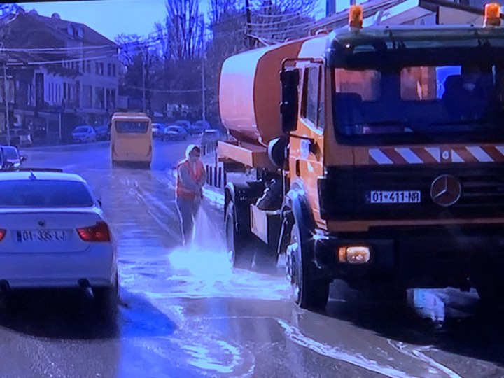 Koronavirusi: Komuna e Prishtinës nis pastrimin e rrugëve
