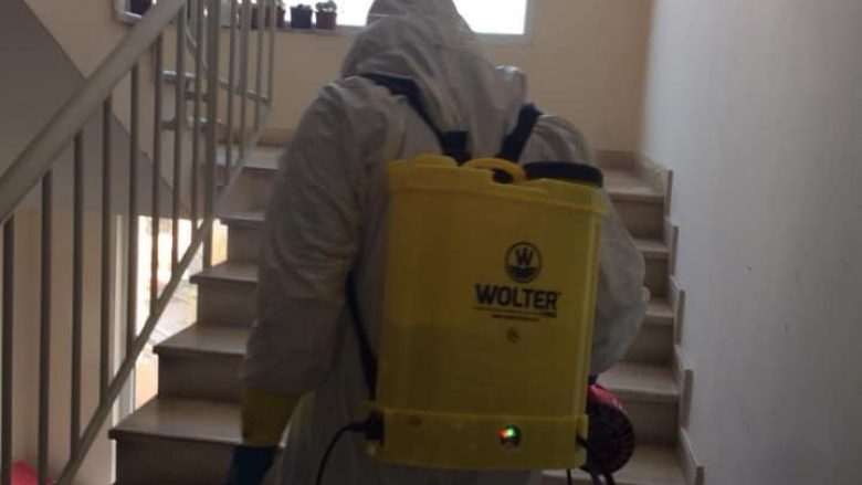 Komuna e Mitrovicës bën dezinfektimin e banesave kolektive