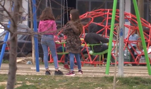 Nuk respektohet kufizimi i lëvizjes te familjet në banesat sociale në Prishtinë