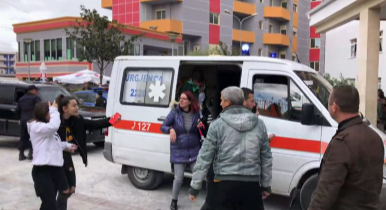 Situatë kaotike – 25 nxënës në spital, probleme me frymëmarrjen (Video)