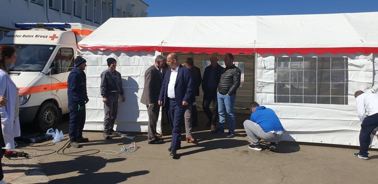 Vendoset tenda në oborrin e QKMF-së në Drenas