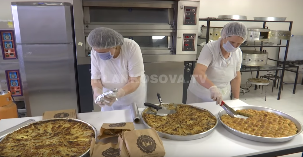 Gjest i mirë: Mjekëve të Infektivës iu çojnë flija dhe mantia si dhuratë për falënderim