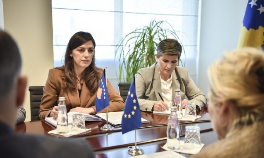 Këshilltarja e Albulena Haxhiut: Nëse nuk iu japin pushim nga puna, raportojeni menjëherë!