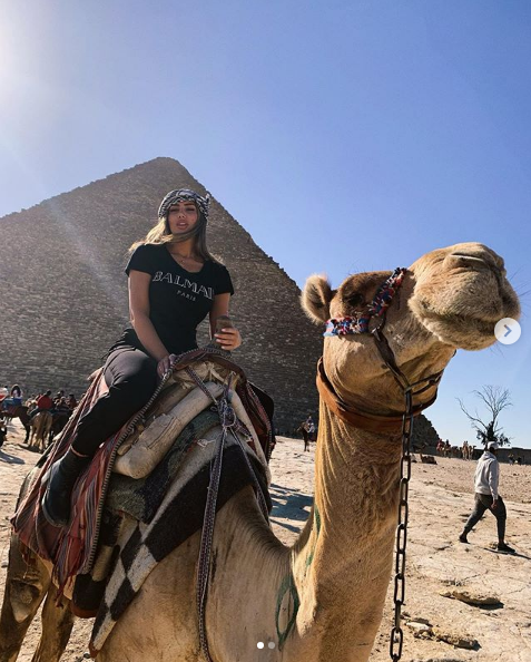 Vajza e Lutfi Hazirit, as në Range Rover, as në BMW por n’Egjipt në deve