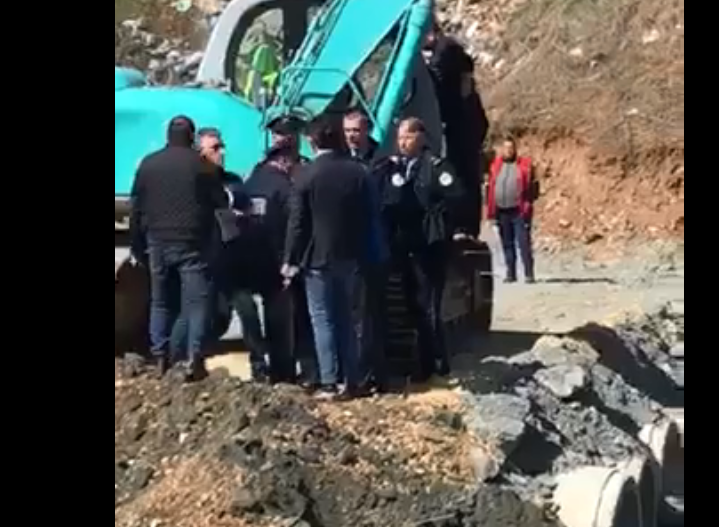 Incident afër urës: Serbët me eskavator nisin ta prishin shtratin e Ibrit, reagon Policia dhe Komuna