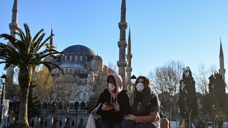 Në Turqi, kthehet ora policore dhe mbajtja e detyrueshme e maskës