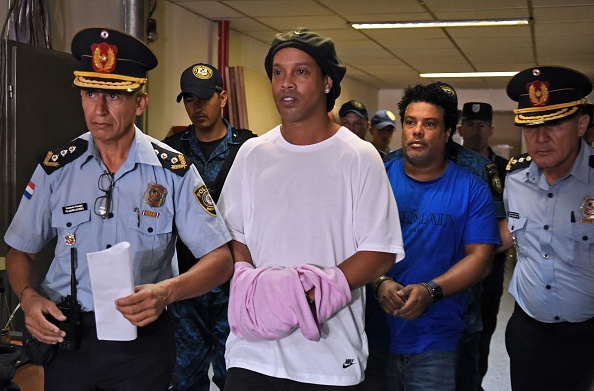 Me pranga në duar, Ronaldinho u dërgua në gjykatë në Paraguai