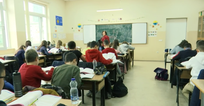 Rrëfen mësuesja e cila e përdori e para vulën e Republikës së Kosovës