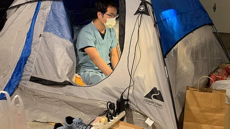 Sakrifica e mjekëve në kohë pandemie, jeton në tendë për ta ruajtur familjen